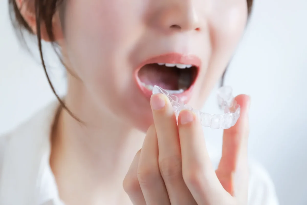 マウスピース矯正中の痛み・違和感はどれくらい?原因と対策を歯科医師が解説